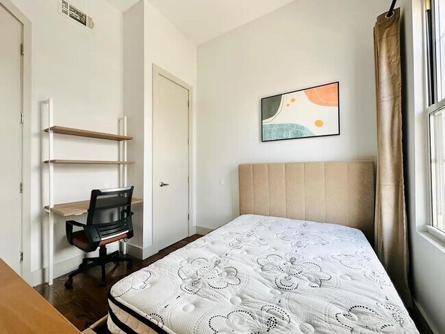 Building Photo - Furnished room/NOT APARTMENT