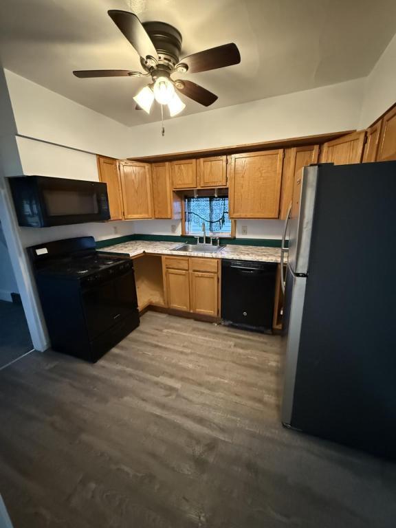 Building Photo - 906 E 9th St