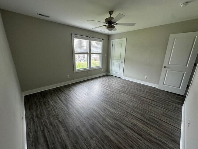 Building Photo - Spacious unit in English Commons! Close to...