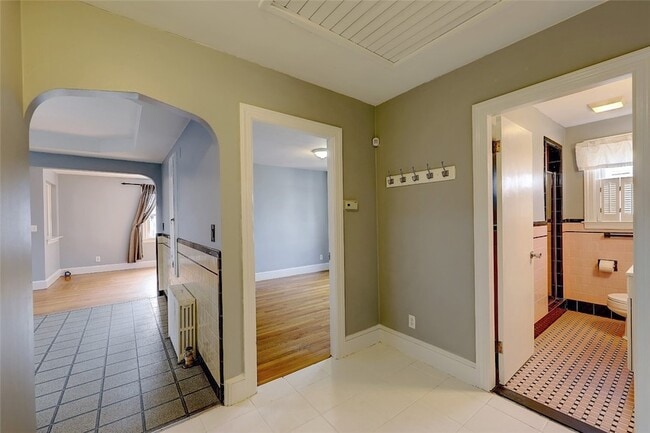 Building Photo - 157 Sandringham Ave