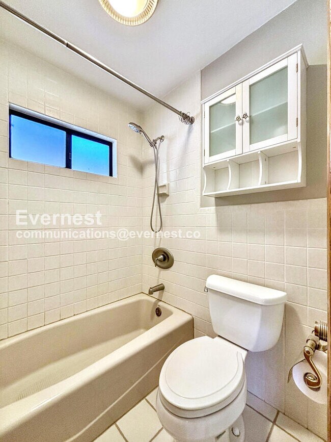 Building Photo - 3 Bed/2 Bath Home with Garage / Vouchers A...