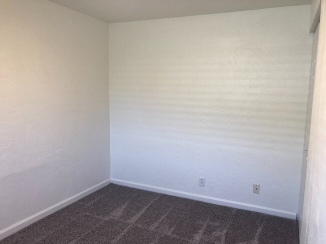 Building Photo - Updated 3 bedroom 1.5 bath duplex!