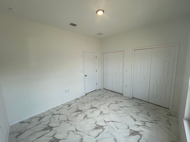 Building Photo - ASK US ABOUT FREE RENT! LOCATION LOCATION ...