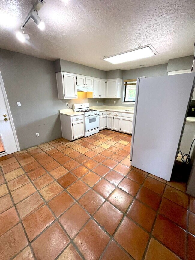 Building Photo - Nob Hill! 2bd/1ba/1CG Gorgeous!