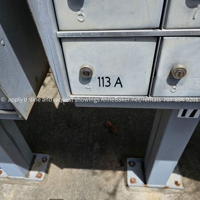 Building Photo - Exquisitely Updated Condo - Must See