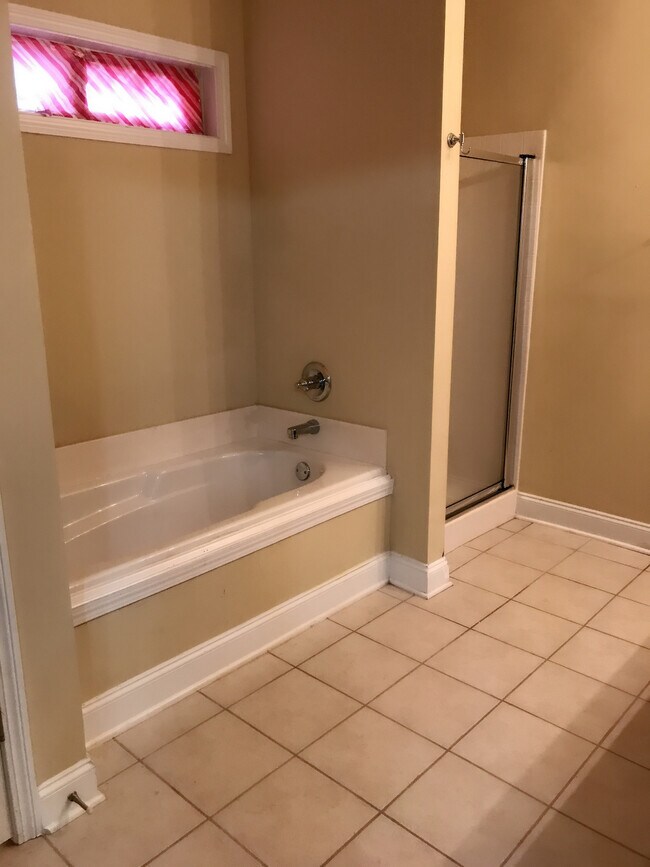 Building Photo - 535 Roland Manor Dr