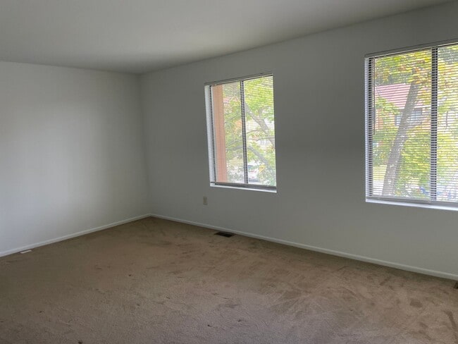 Building Photo - Broadneck Schools! End unit Townhome in Wa...