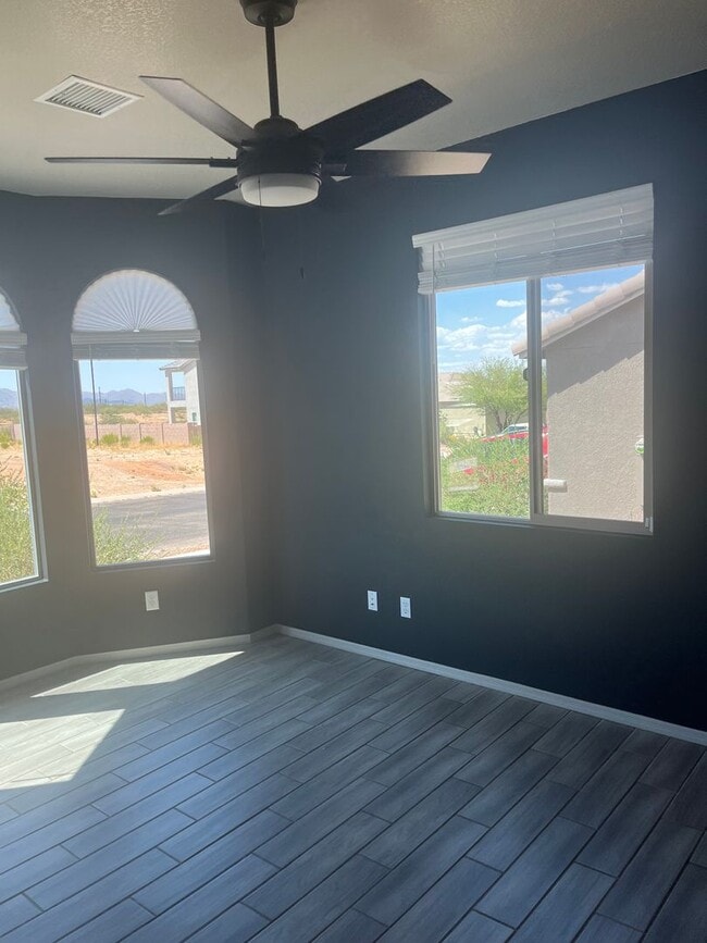 Building Photo - Beautiful Like New 4 Bedroom 3 Bathroom ho...