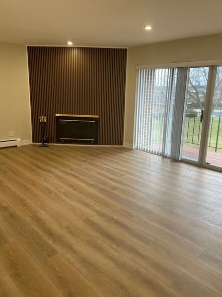 Living room fireplace - 10381 Dearlove Rd