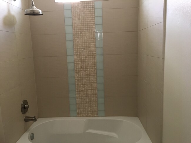 Master bath bath tub - 13360 Burbank Blvd