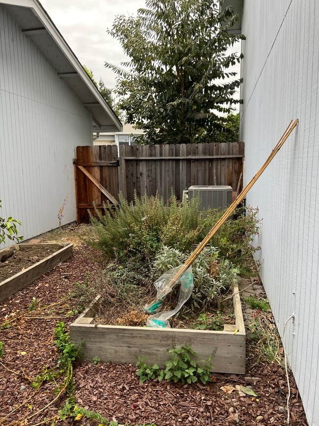 Building Photo - New Price $2,100.00 South Davis Townhome On Veranda Terrace,  3+1.5, Garage, Small backyard, Frui...