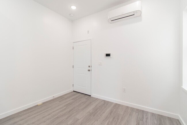 Building Photo - New! Renovated & Modern Apartment