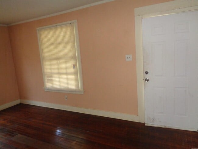 Building Photo - 920 S Elm St