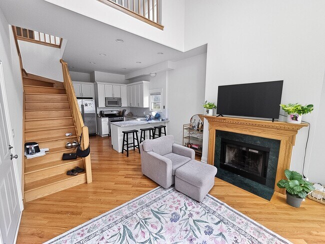 Building Photo - 4 Bedroom, 3 Bathroom Impressive Lincoln Park Duplex