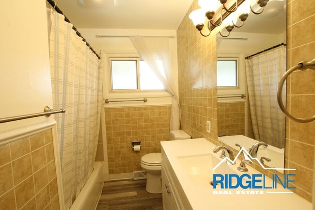 Building Photo - East-End Home with Large Garage for Lease!