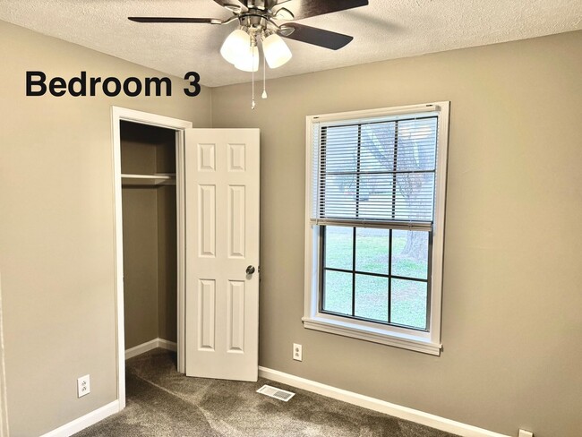 Building Photo - MOVE IN READY!