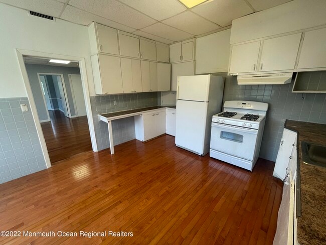 Building Photo - 213 Chelsea Ave