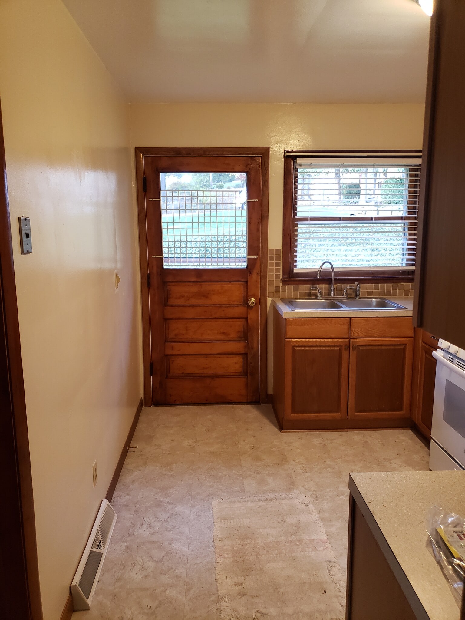 Kitchen - 1221 Derbydale Rd