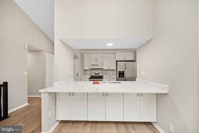 Building Photo - 8200 Clay Dr