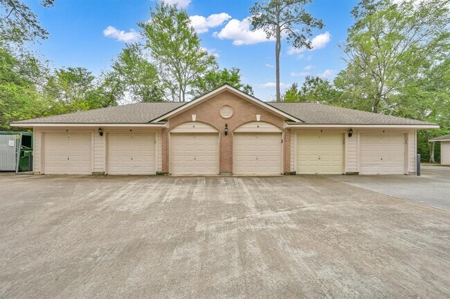 Building Photo - 8051 Bay Branch Dr