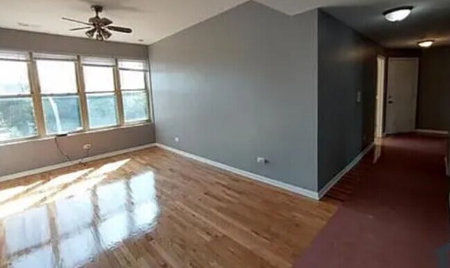 Building Photo - 604 E Marquette Rd