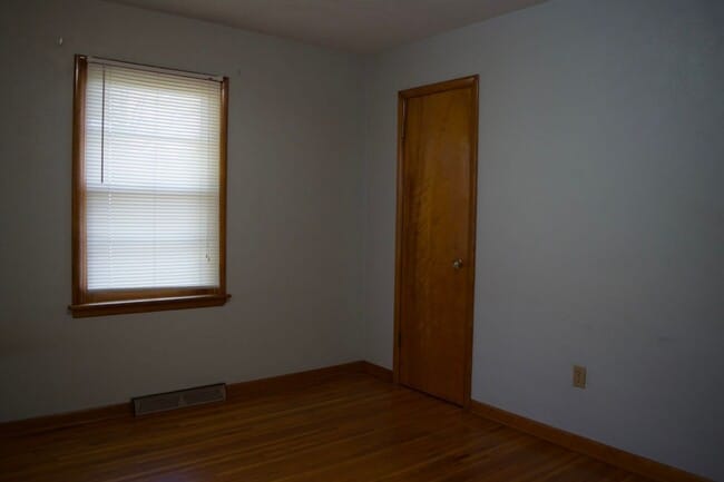 Building Photo - 3 Bedroom House Next To Columbia Regional Airport!