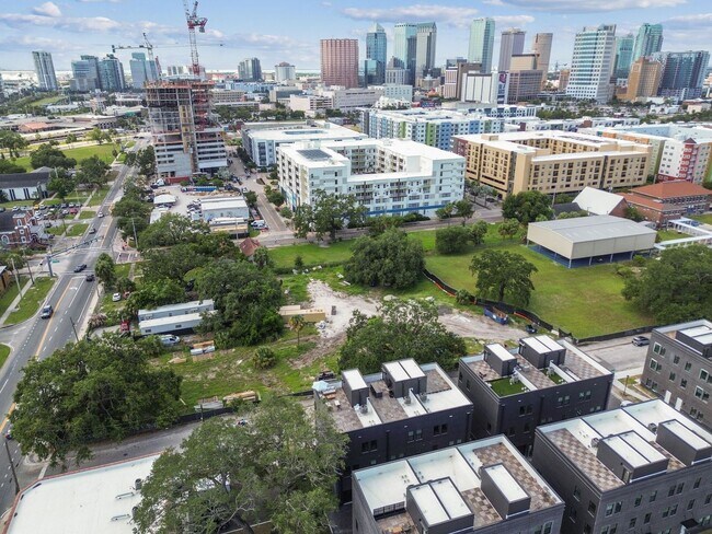 Building Photo - Canvas GWX