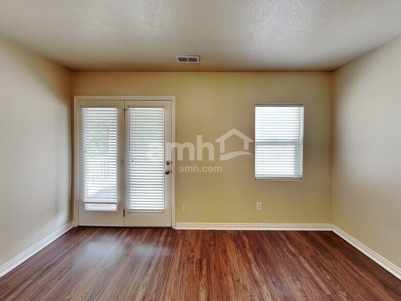 Building Photo - 858 N Wooden Ln