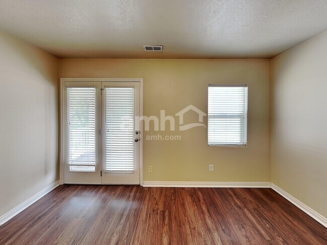 Building Photo - 858 N Wooden Ln