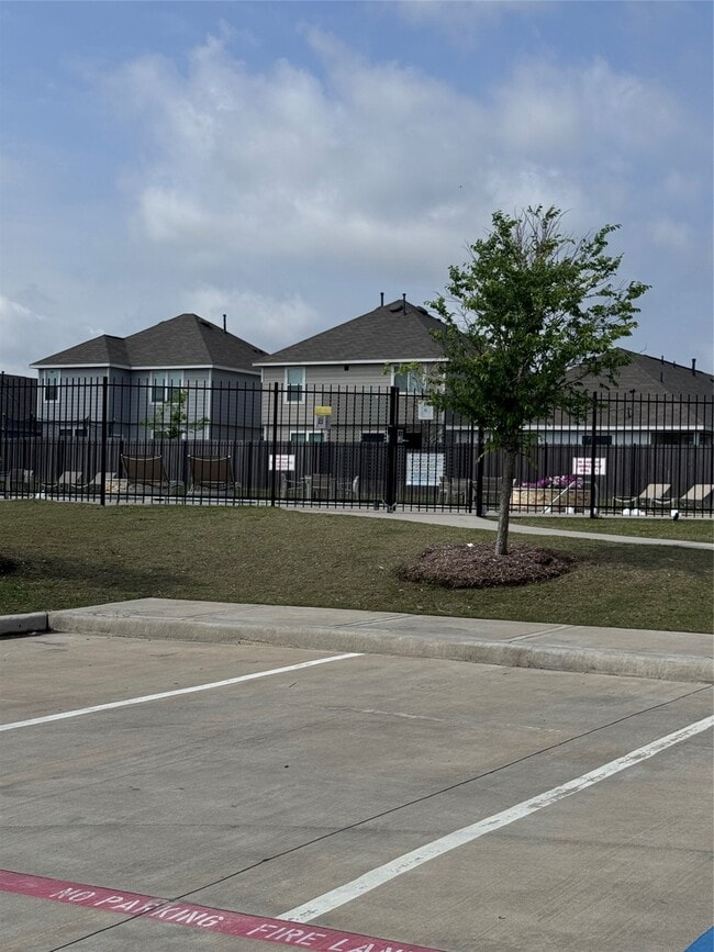 Building Photo - 2217 Middle Rdg Dr