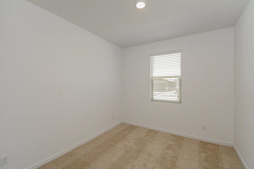 Building Photo - 14446 W Hackamore Dr.