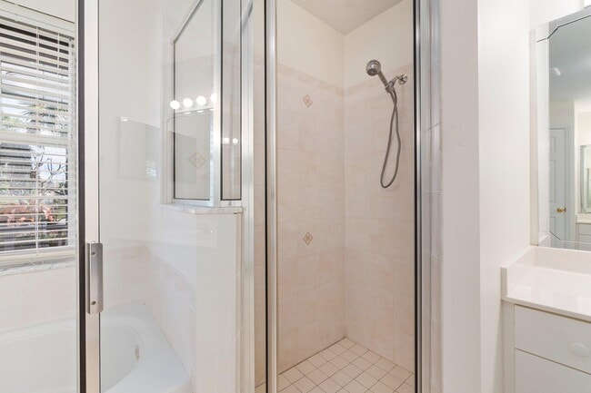 Building Photo - 2466 SE Renick Ave