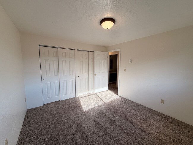 Building Photo - 104-114 SW Chandler Dr