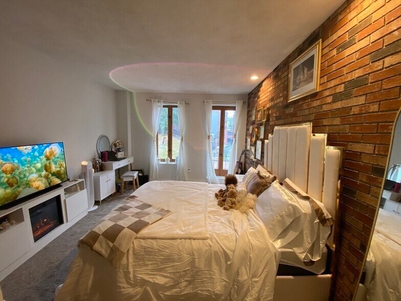 Building Photo - 103 Charter St