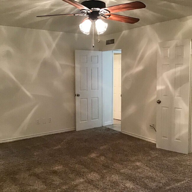 Building Photo - 2622 Meadowview Dr