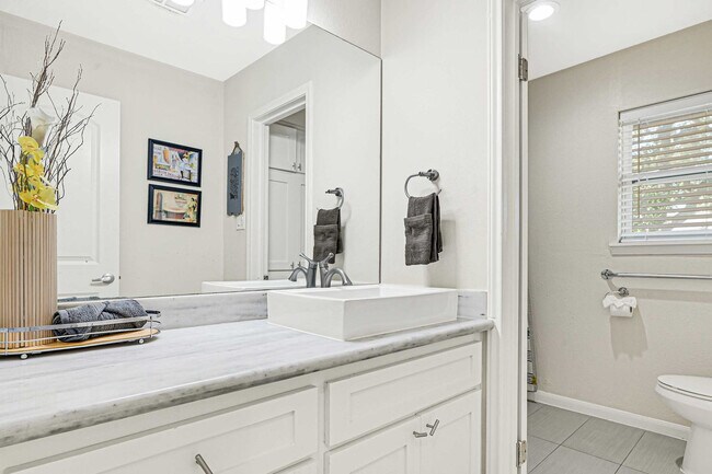 Building Photo - 5534 Loch Lomond Dr