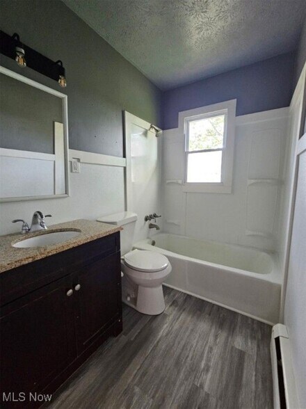 Second floor full bath - 14293 Galehouse Rd