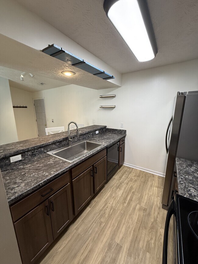 Building Photo - 914 Carom Cir