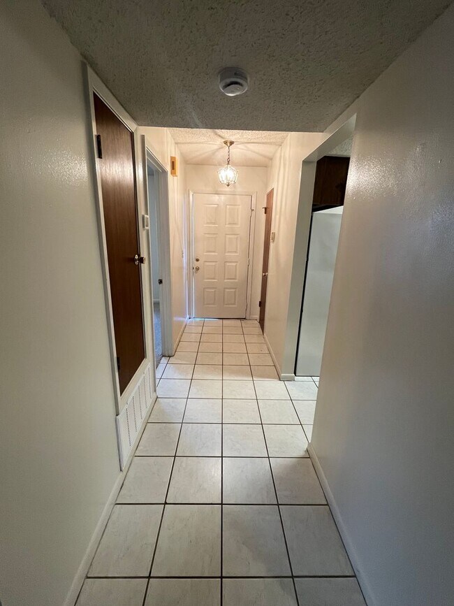 Building Photo - Classic Manor