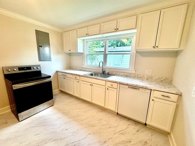 Building Photo - Freshly Renovated in Athens City! Lawncare included!