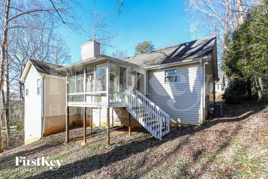 Building Photo - 3240 Hilltop Cir