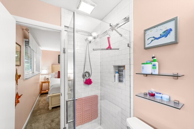 Building Photo - Fantastic 4-Bedroom with Updated Kitchen &...
