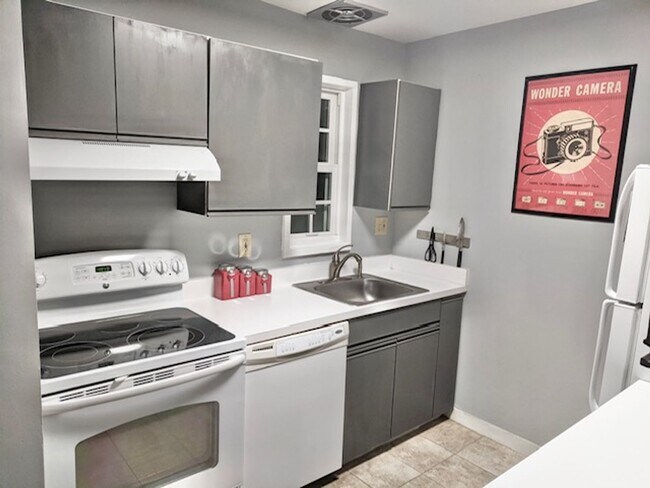 Building Photo - FIRST MONTH FREE RENT!