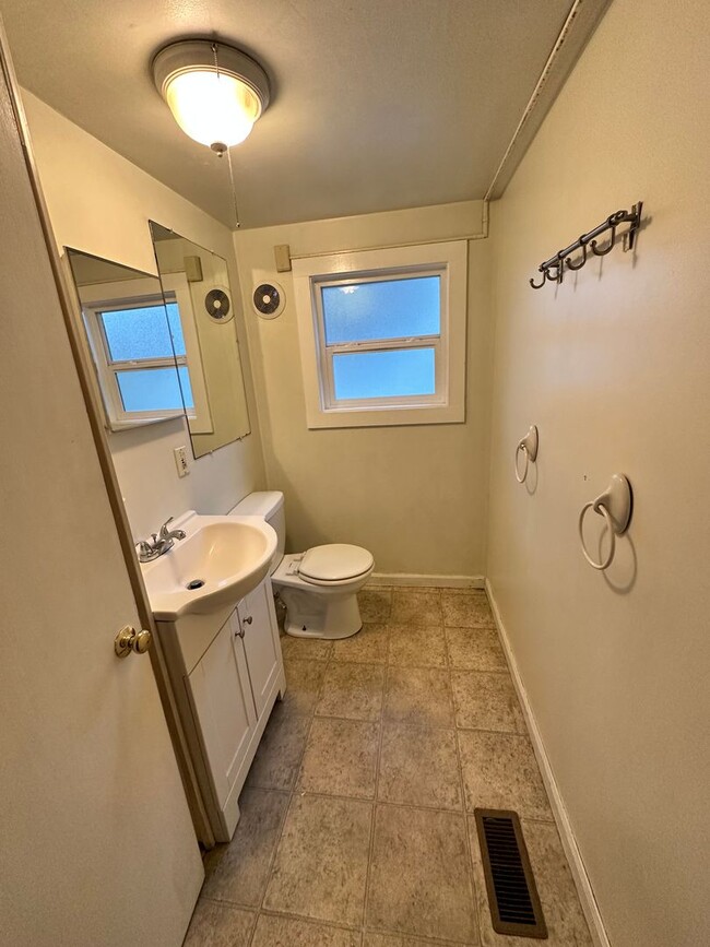 Building Photo - Great 5 Bedroom + 2 Bath House with Flexib...