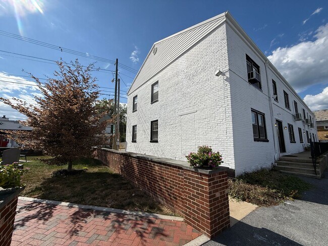 Building Photo - Renovated Apartments on Main Street in Mye...