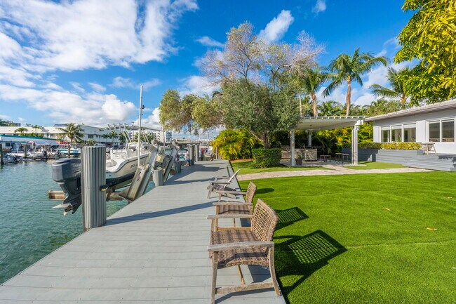 Building Photo - 950 S Shore Dr