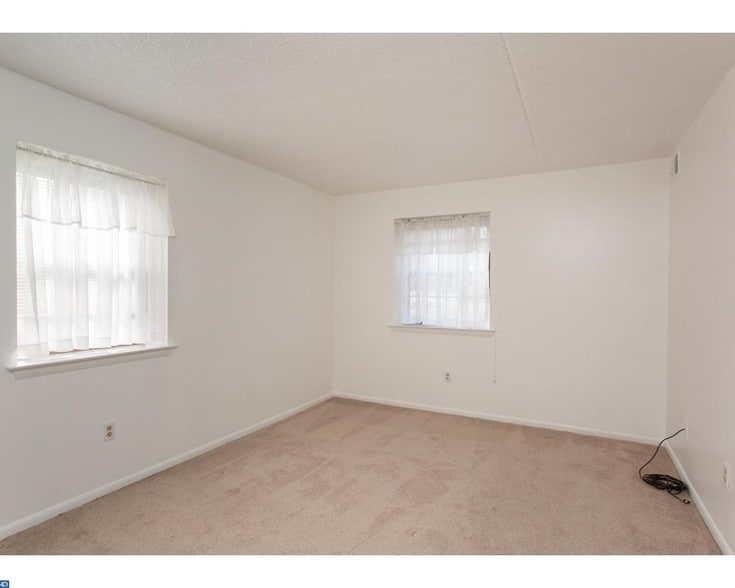 Master Bedroom - 3301 Valley Dr