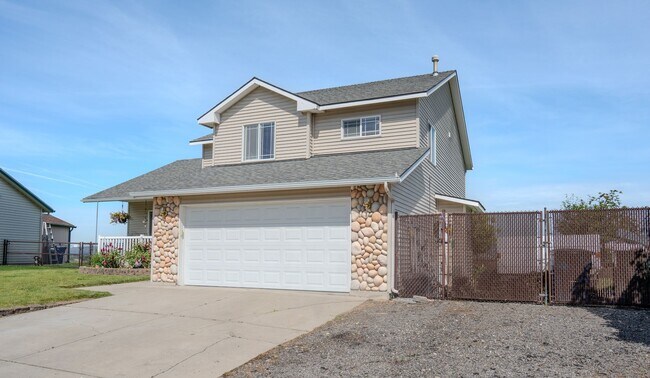 Building Photo - Spacious Tri-Level Home in Post Falls Near The Links Golf Course