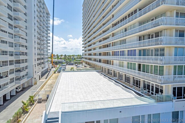 Building Photo - 4020 Galt Ocean Dr