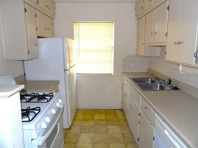 Building Photo - 403 NW Greenmeadow Dr